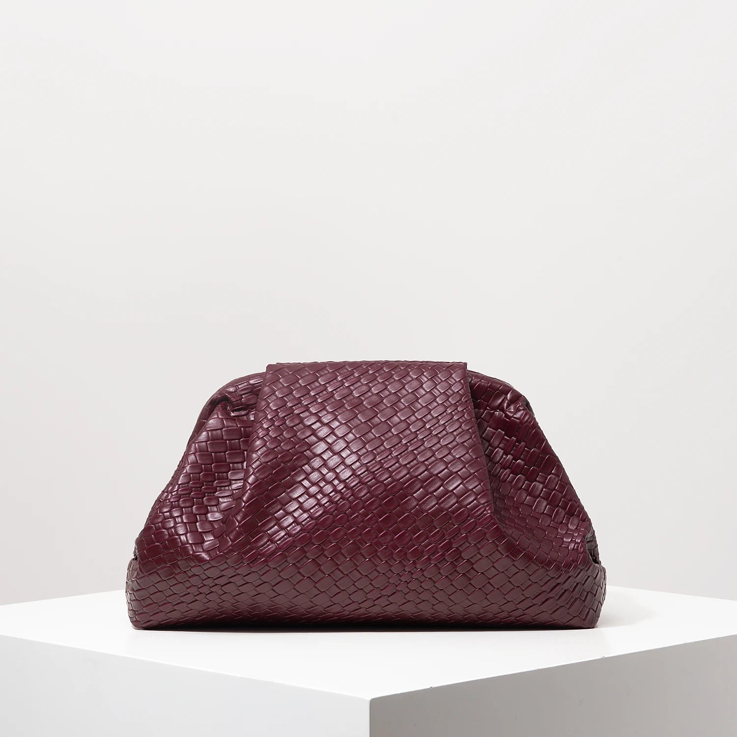 Elariah Burgundy Woven PU Leather Clutch Bag – Vintage Kiss Lock Evening Purse for Weddings & Formal Occasions