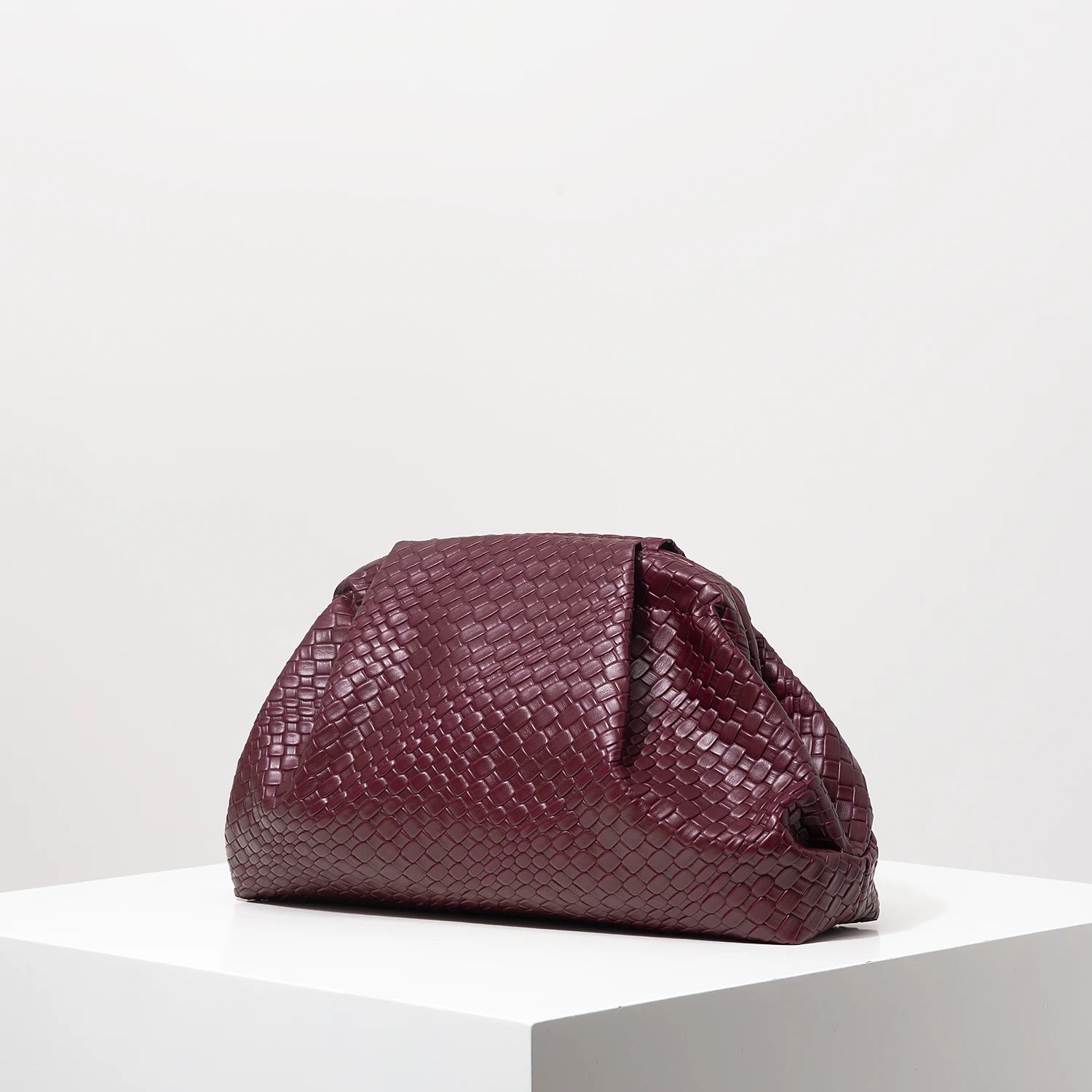 Elariah Burgundy Woven PU Leather Clutch Bag – Vintage Kiss Lock Evening Purse for Weddings & Formal Occasions