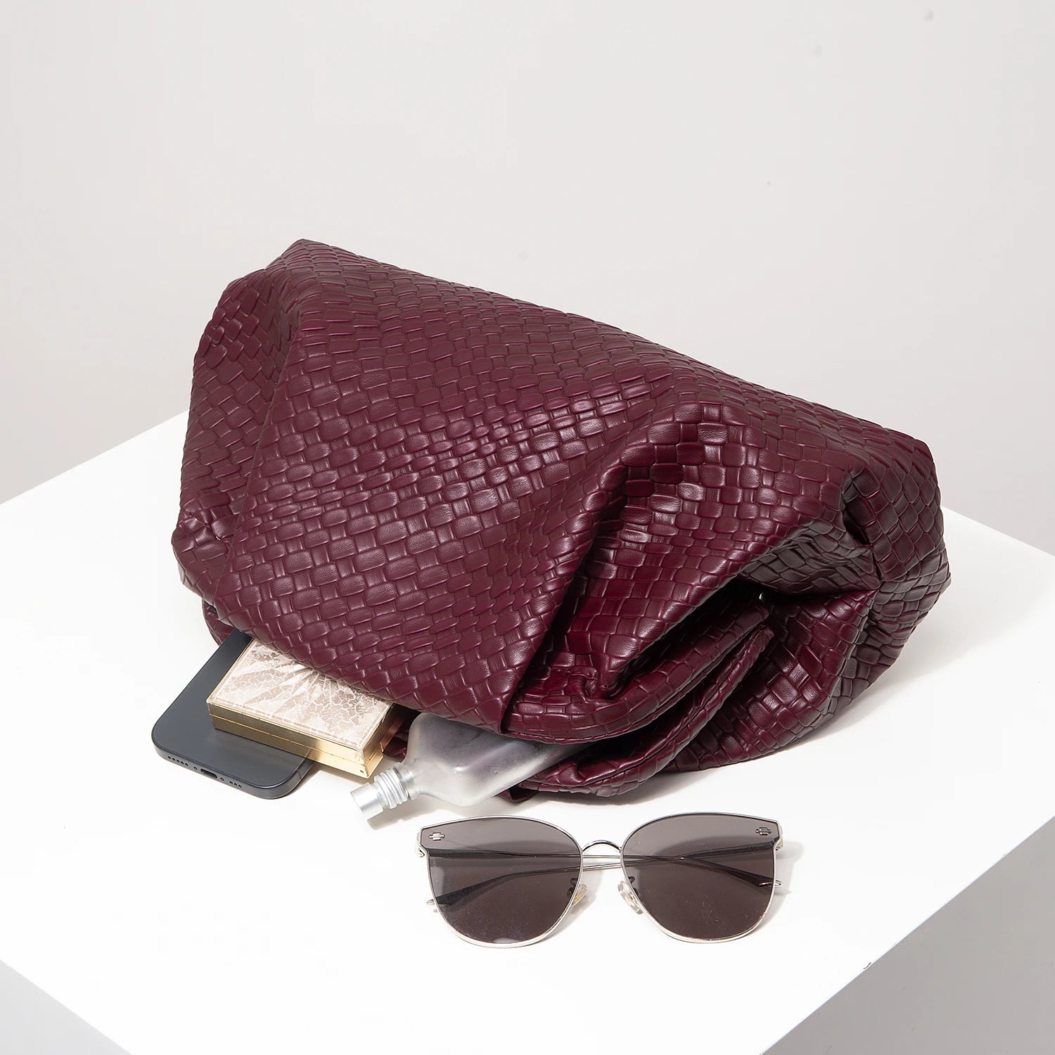 Elariah Burgundy Woven PU Leather Clutch Bag – Vintage Kiss Lock Evening Purse for Weddings & Formal Occasions