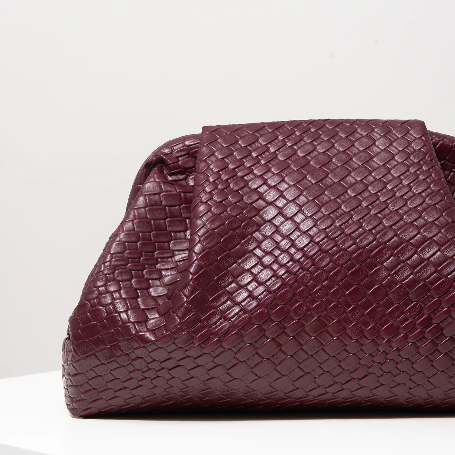 Elariah Burgundy Woven PU Leather Clutch Bag – Vintage Kiss Lock Evening Purse for Weddings & Formal Occasions